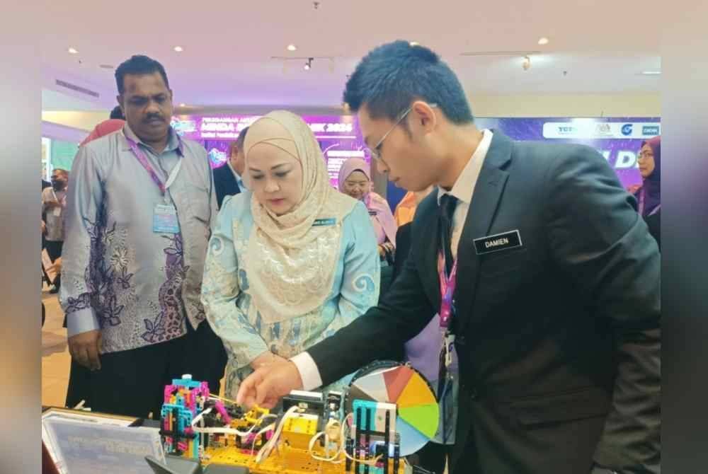 Timbalan Rektor Kanan, Pusat Kecemerlangan Akademik Institut Pendidikan Guru Malaysia (IPGM), Anis Alisya Abdullah mendengar penerangan inovasi teknologi robotik yang dihasilkan IPG Kampus Pendidikan Teknik, Negeri Sembilan ketika meninjau ruang pameran disediakan.