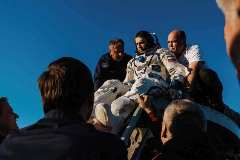 Anggota kru Stesen Angkasa Antarabangsa (ISS), angkasawan Roscosmos Nikolai Chub dibantu semasa meninggalkan kapsul angkasa lepas Soyuz MS-25 selepas mendarat di kawasan terpencil berhampiran Zhezkazgan, Kazakhstan. Foto Reuters