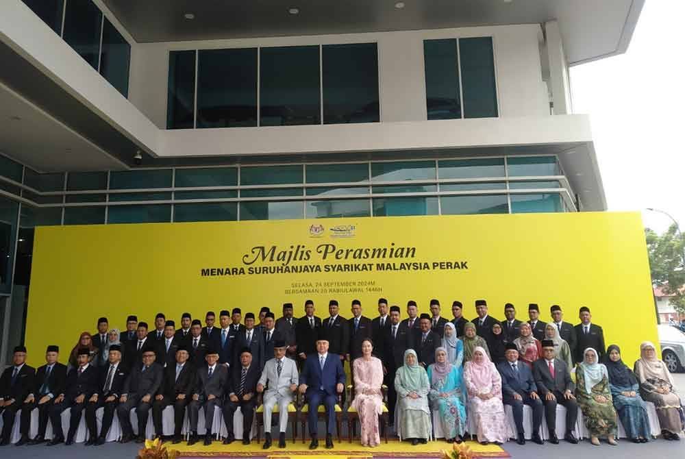 Sultan Nazrin (tengah) berkenan bergambar bersama tetamu jemputan serta warga SSM selepas menyempurnakan perasmian Menara SSM Perak di Ipoh pada Selasa.