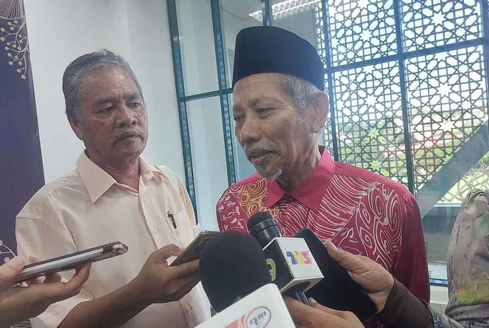 Shaikh Harun (tengah) ketika ditemui selepas Majlis Perasmian Sambutan Jubli Emas 50 Tahun Yayasan Islam Terengganu, pada Selasa.