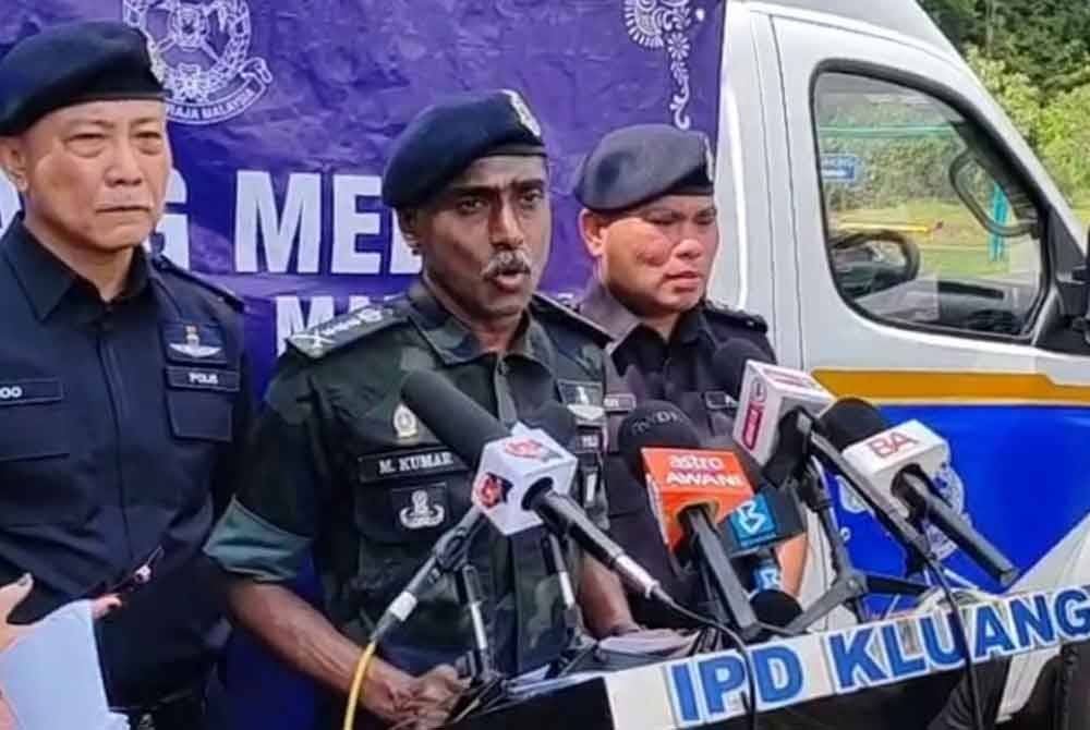 Kumar ketika bercakap kepada pemberita selepas meninjau proses pengundian awal di pusat mengundi awal Dewan Pengaman Zamrud di IPD Kluang pada Selasa.