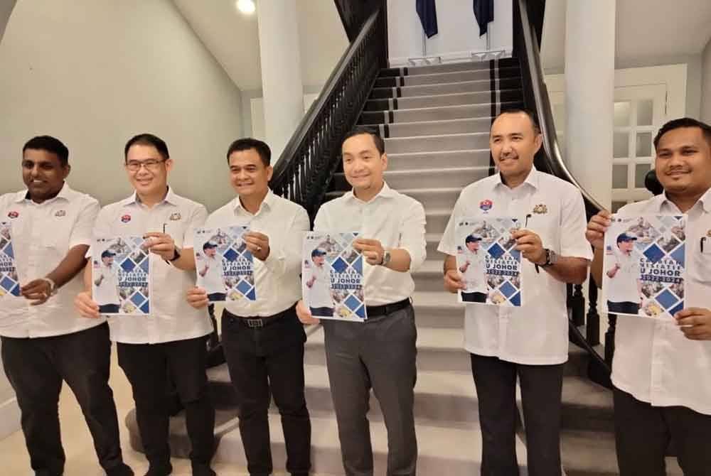 Onn Hafiz (tengah) menunjukkan laporan pencapaian inisiatif Maju Johor 2022-2024 di Saujana pada Selasa.