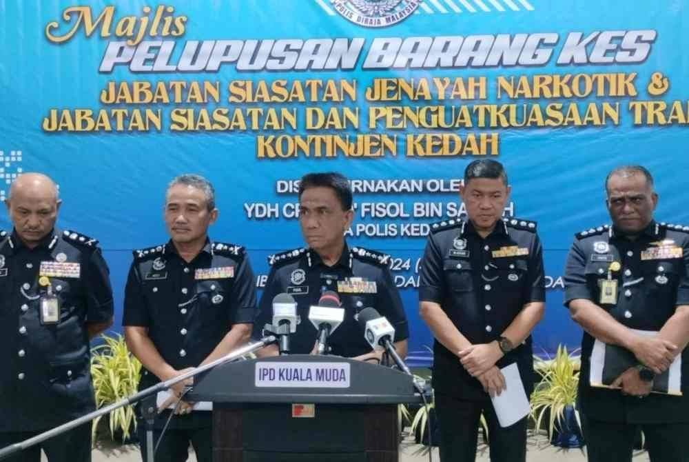 Fisol (tengah) ketika sidang media di Ibu Pejabat Polis Daerah Kuala Muda pada Selasa.