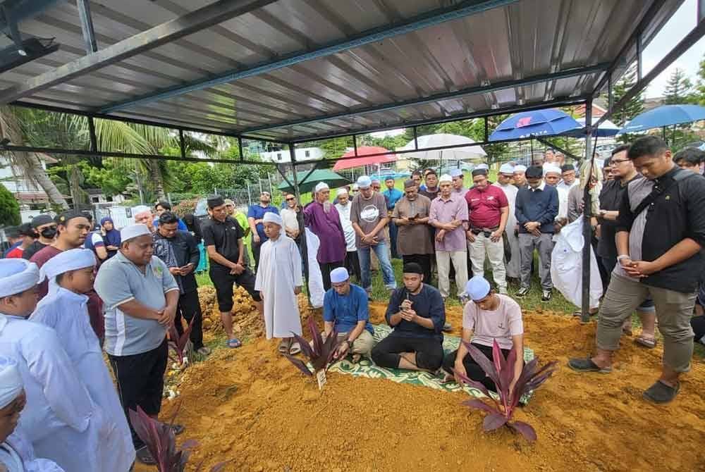 Jenazah Ustaz Safri selamat dikebumikan di Tanah Perkuburan Bukit Cemerlang, Klang pada Selasa.