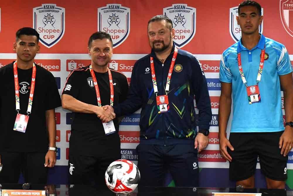 Muhammad Safawi (kiri) dan Steinbruckner (dua dari kanan) bersama jurulatih serta kapten pasukan Dong A Thanh Hoa FC ketika sidang akhbar perlawanan Piala Shopee 2024/25 pada Selasa. - Foto: FB TFC