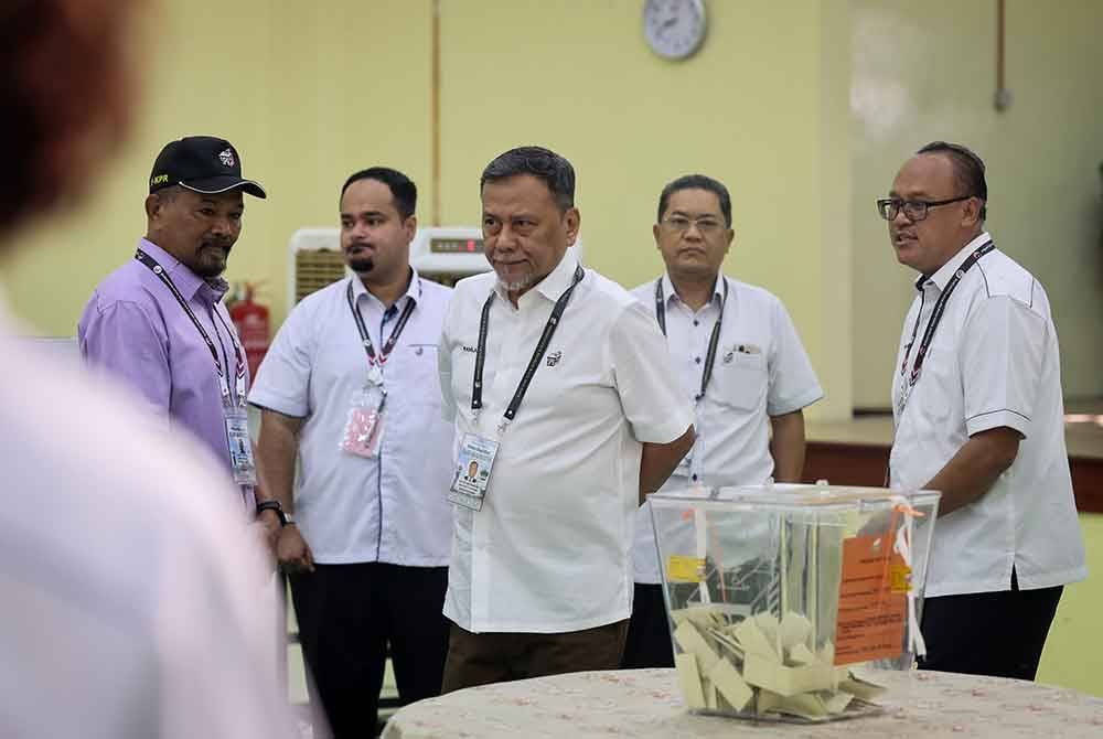 Ramlan (tengah) ketika meninjau proses undi awal bagi PRK Mahkota di Dewan Pengaman Zamrud, Ibu Pejabat Polis Daerah (IPD) Kluang hari ini.: Foto Bernama