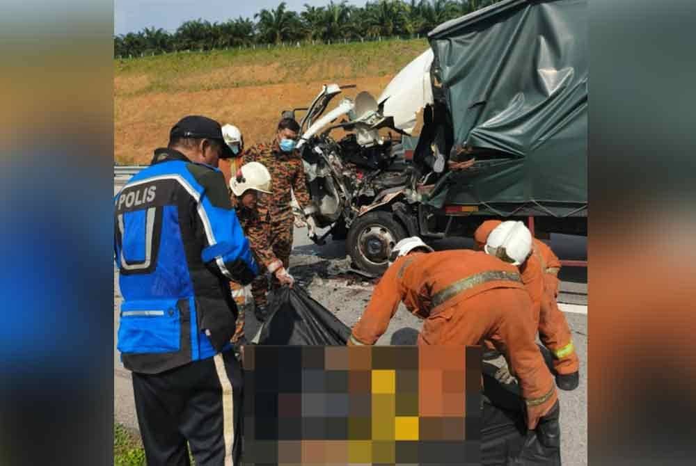 Mayat mangsa yang berjaya dikeluarkan diserahkan kepada pihak polis untuk tindakan lanjut. Foto ihsan Bomba Perak