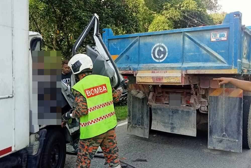 Nahas membabitkan dua lori menyebabkan seorang wanita warga emas maut di tempat kejadian. Foto ihsan Bomba Perak