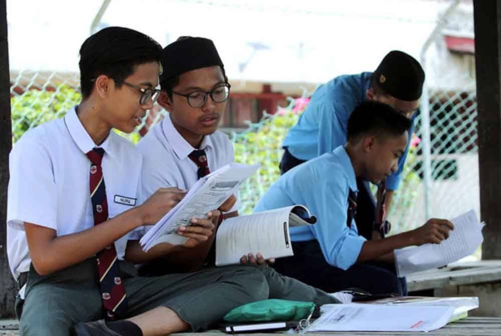 Kementerian sedang melaksanakan dasar bagi mengurangkan tekanan dan bebanan dihadapi guru serta murid akibat sistem pendidikan berorientasikan peperiksaan seperti UPSR dan PT3.