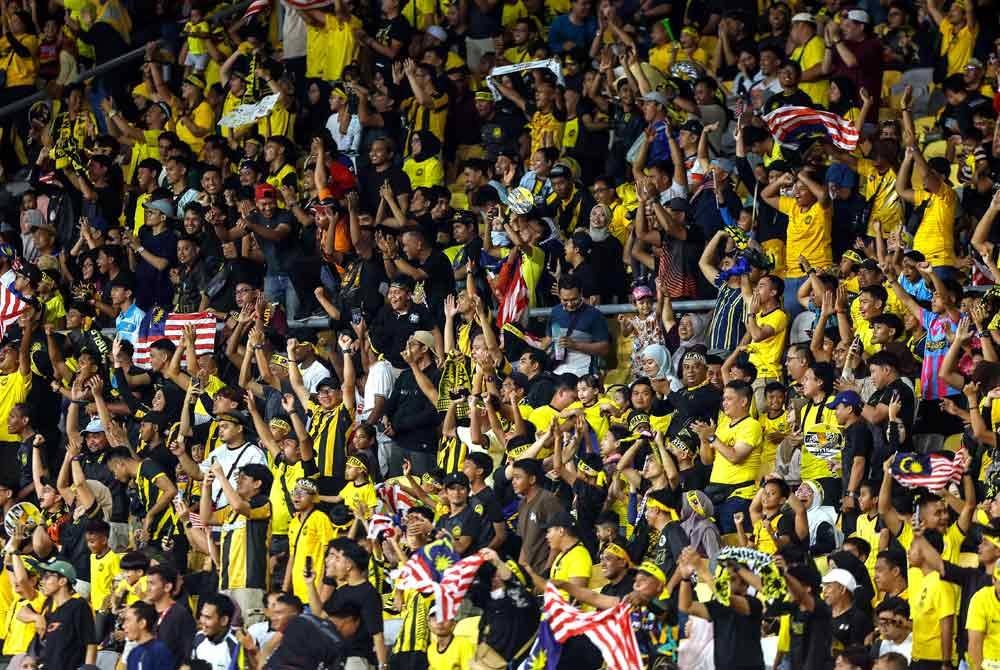 Penyokong Malaysia yang hadir beri sokongan menentang pasukan Lubnan pada perlawanan akhir Pesta Bola Merdeka Kuala Lumpur 2024 di Stadium Nasional Bukit Jalil baru-baru ini. Foto Bernama