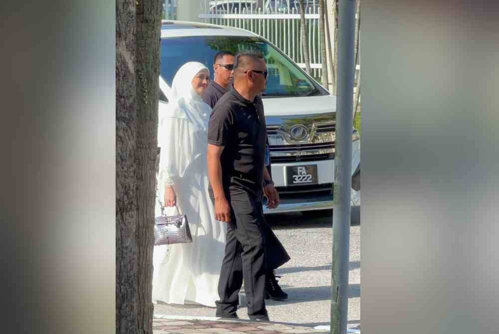 Fazura ketika tiba di pekarangan Mahkamah Rendah Syariah Petaling, Subang Bestari.