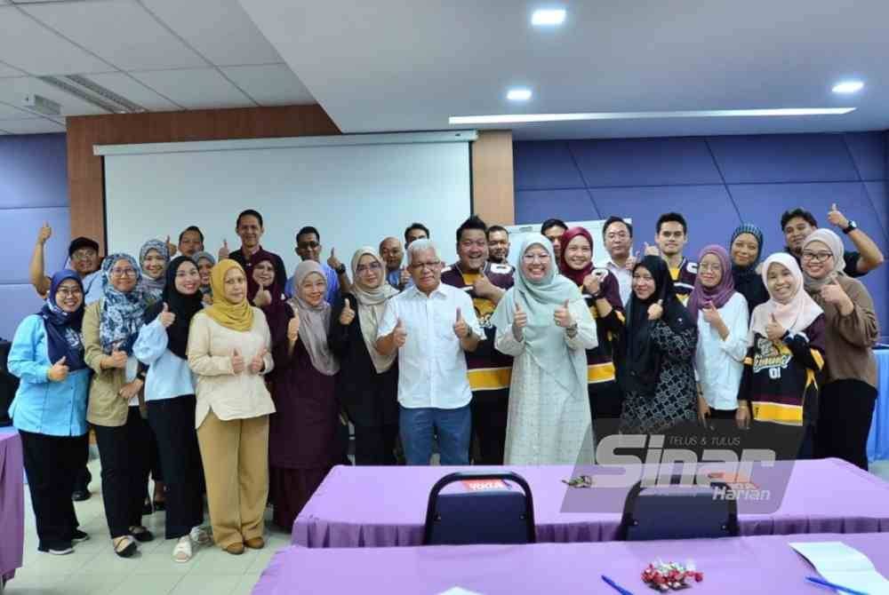 Peserta Felda Media Class bergambar bersama Hussamuddin (tengah) di Kompleks Kumpulan Karangkraf, Shah Alam pada Selasa. Foto Sinar Harian-ASRIL ASWANDI SHUKOR