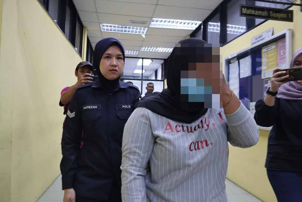 Tertuduh menangis ketika diiringi keluar dari kamar mahkamah selepas dihadapkan atas pertuduhan membuat laporan palsu kepada anggota polis berhubung kehilangan wang berjumlah RM600, tiga minggu lalu.