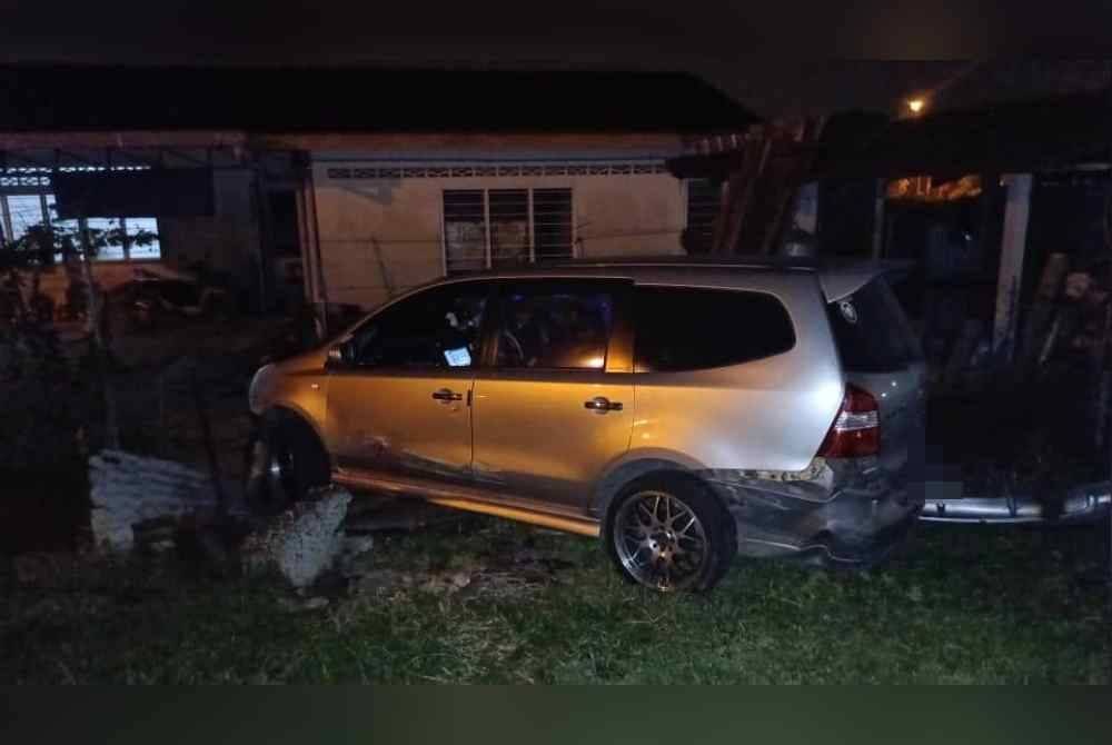 Kereta yang dinaiki suspek terbabas di bahu jalan sebelum dia dipercayai mati di lokasi kejadian.