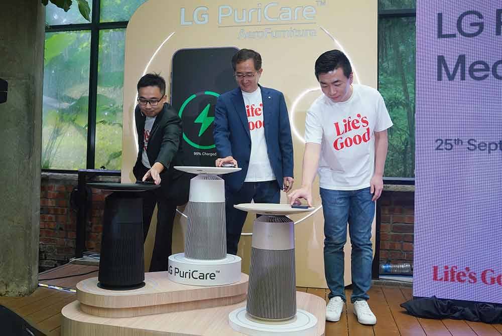 Justin Choi (tengah) menunjukkan produk terbaharu LG PuriCare™️ AeroFurniture. Foto: SINAR HARIAN / MOHD HALIM ABDUL WAHID