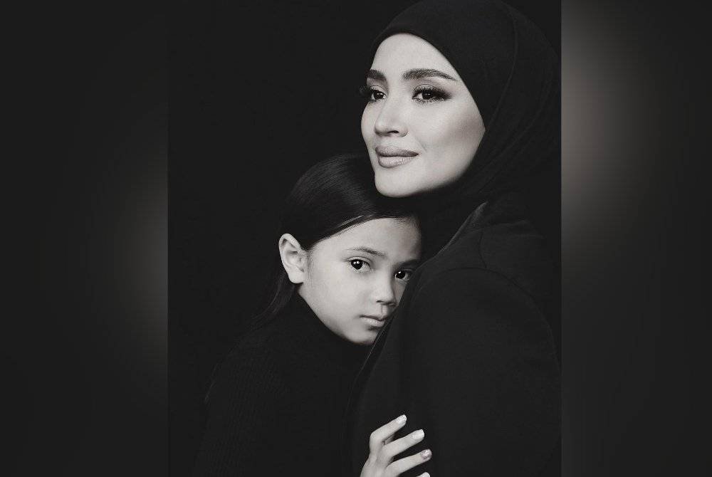 Fazura memuat naik foto hitam putih dia bersama anak kesayangan, Fatima di Instagram pada Rabu.