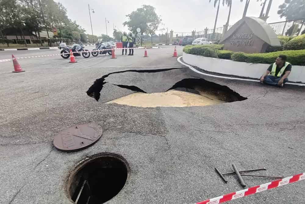 Lubang benam sedalam satu meter di laluan masuk ke Kompleks Bunga Raya, KLIA. Foto KKR