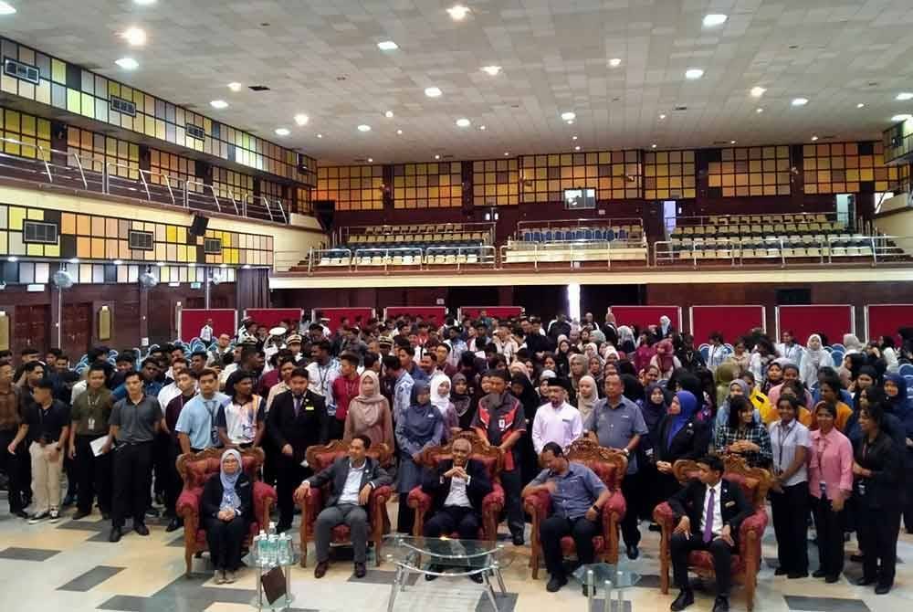 Khairudin (duduk, tengah) bersama pelajar dan warga PUO selepas menyempurnakan Majlis Penutup Hari Terbuka PUO dan Festival Makanan 2024 di Dewan Jubli Perak, PUO di sini pada Rabu.