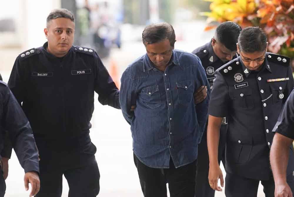 Sathiskumar menundukkan kepala ketika dibawa ke Mahkamah Sesyen Kuala Lumpur pada Julai lalu, bagi menghadapi pertuduhan kes membuat hantaran lucah kepada mendiang Esha.