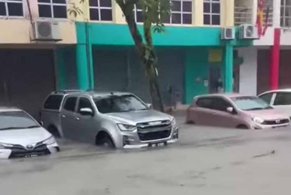 Beberapa kawasan rendah di Jalan Kebun, Seri Muda dan Kota Kemuning di daerah ini, dilanda banjir kilat akibat hujan lebat berterusan.