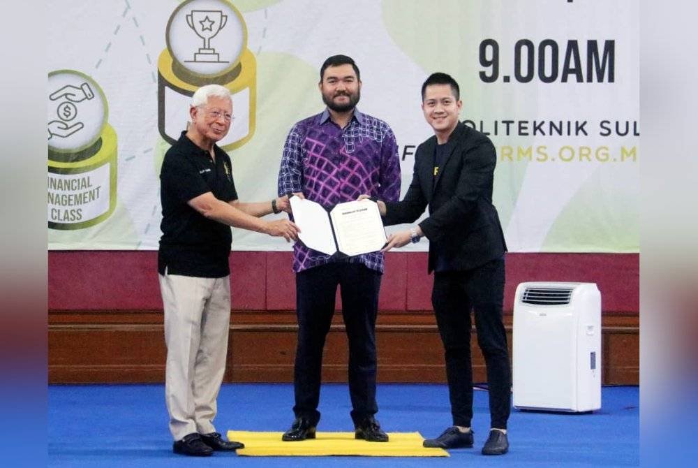 Jiun Ee (kanan) semasa penyampaian CoC disaksikan Tengku Amir Shah pada Hari Terbuka TVET YRMS di Politeknik Sultan Idris Shah, baru-baru ini.