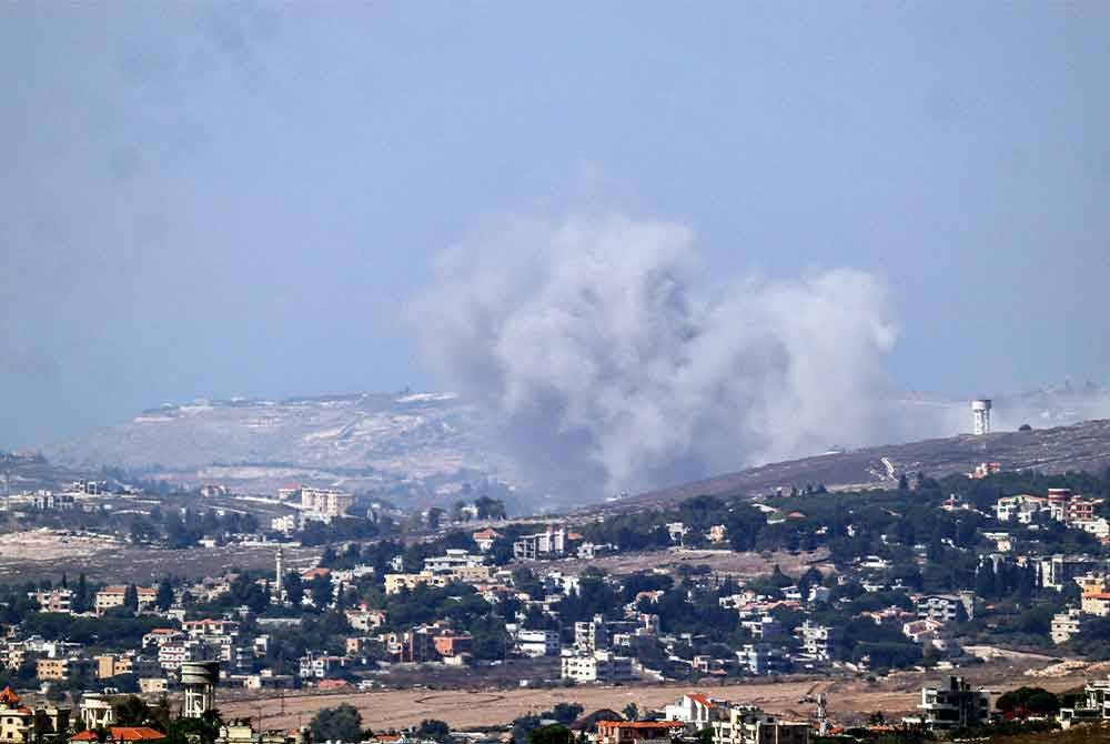 Kepulan asap daripada serangan udara Israel di kawasan Nabatieh di selatan Lubnan pada 25 September 2024. Foto AFP