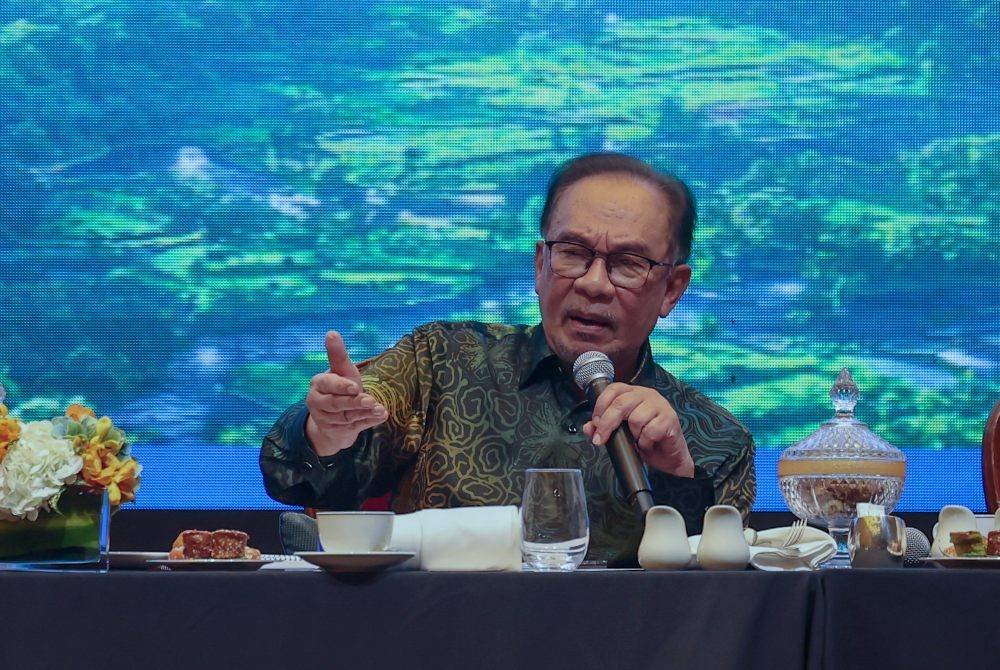 Anwar menjawab soalan dari peserta yang hadir pada Forum Ilmuan Malaysia Madani (FIM) di sebuah hotel pada Rabu. Foto Bernama