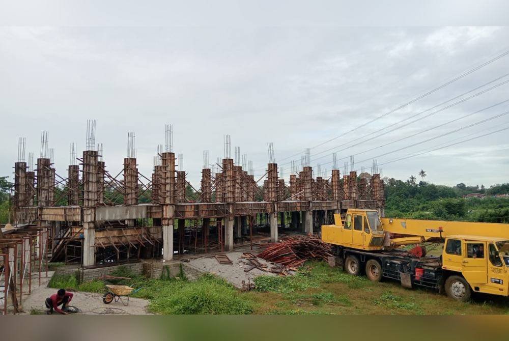 Masjid Kompleks Masjid Tahfiz Al-Ayubi Pulau Buih yang masih dalam pembinaan.