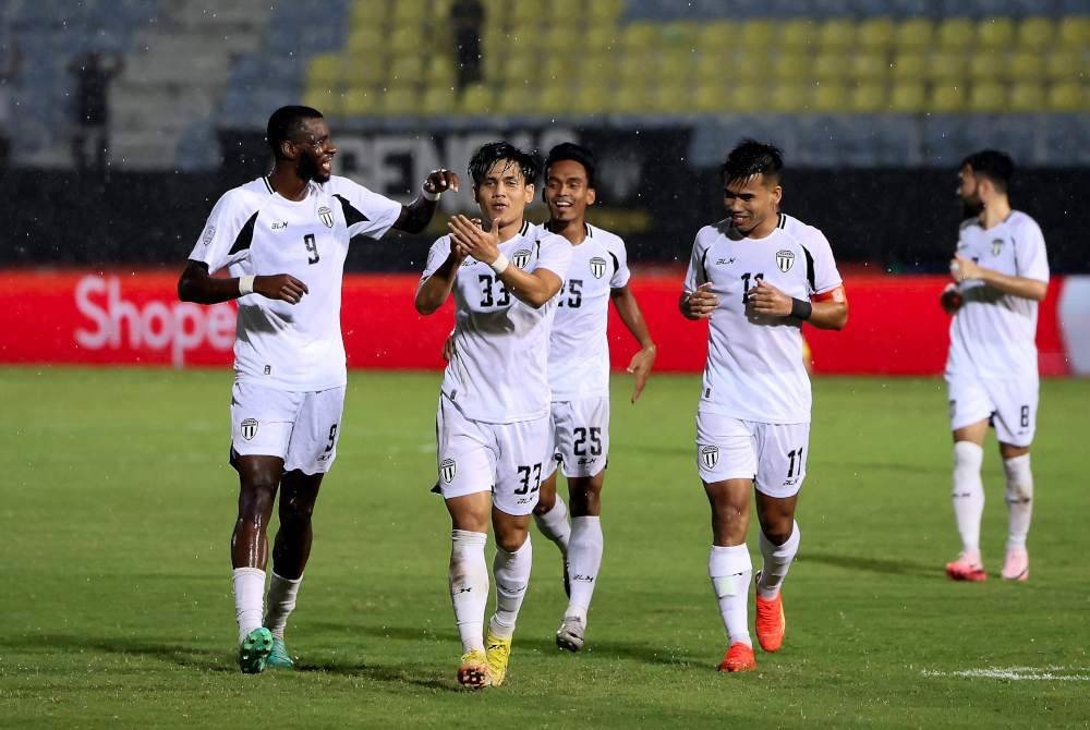 Pemain TFC, Akhyar Rashid (dua, kiri) bersama rakan sepasukan meraikan kejayaan setelah berjaya menjaringkan gol awal untuk pasukannya semasa menentang pasukan Dong A Thanh Hoa FC pada aksi kumpulan A Kejuaraan Kelab ASEAN di Stadium Sultan Mizan Zainal Abidin pada Rabu. Foto Bernama