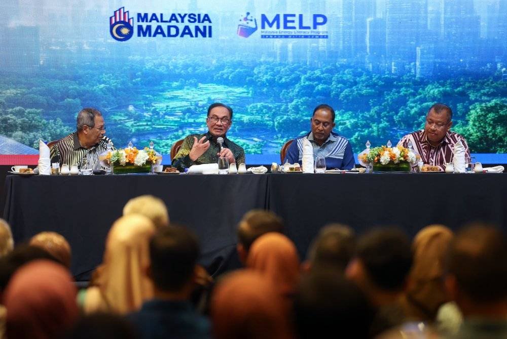 Anwar (dua, kiri) menjawab soalan daripada peserta yang hadir pada Forum Ilmuan Malaysia Madani di sebuah hotel pada Rabu. Foto Bernama