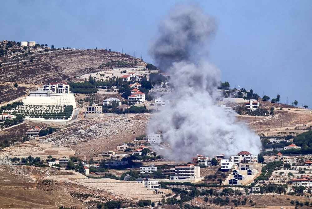 Kepulan asap meletus semasa serangan udara Israel ke atas perkampungan Sujud di selatan Lubnan pada Rabu. Foto: AFP