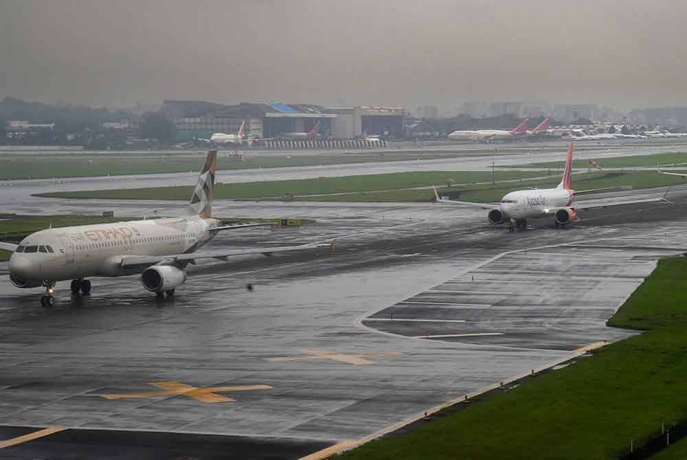 IndiGo dan Air India memaklumkan bahawa hujan menjejaskan jadual penerbangan di lapangan terbang Mumbai - Foto: Agensi