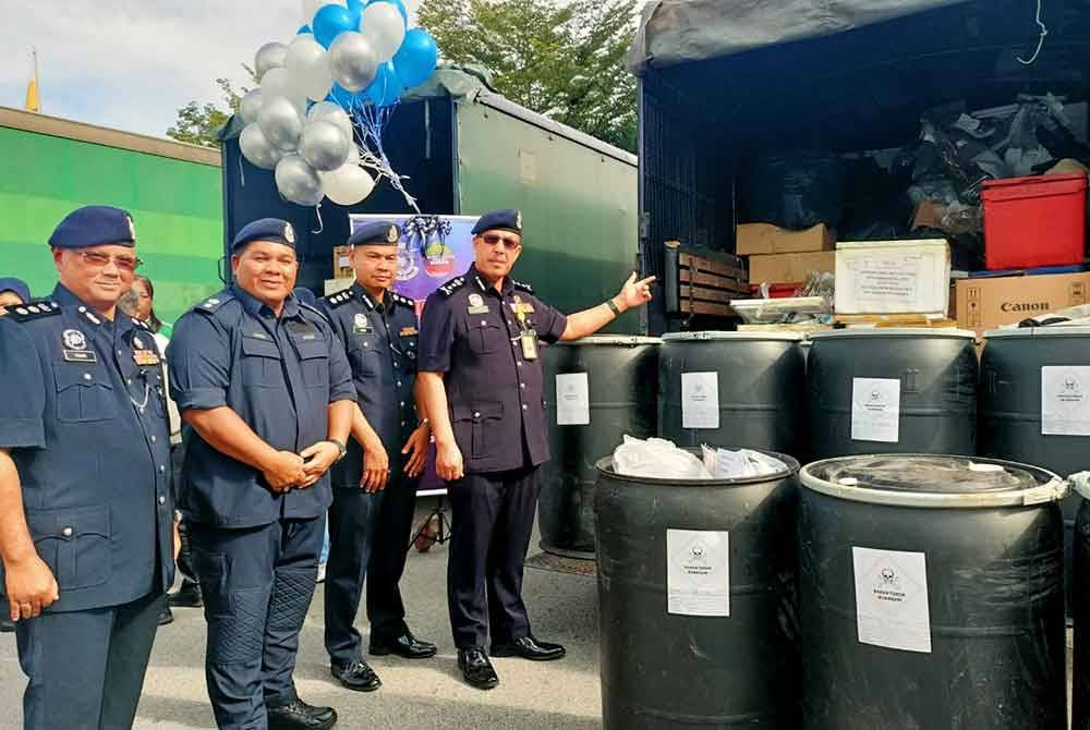 Zulkafli (kanan) menunjukkan rampasan kes dadah dan ketum yang akan hantar kepada kontraktor bagi tujuan pelupusan.