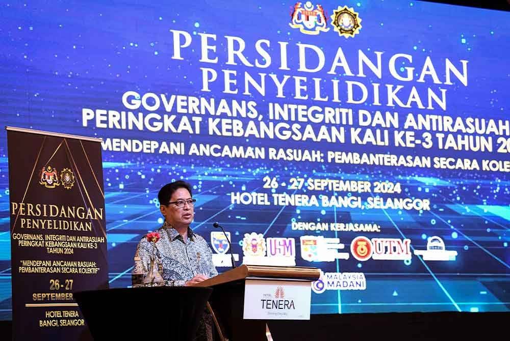 Azam menyampaikan ucaptama pada Persidangan Penyelidikan Governans, Intergriti dan Antirasuah Peringkat Kebangsaan kali ke-3 pada Khamis. Foto Bernama