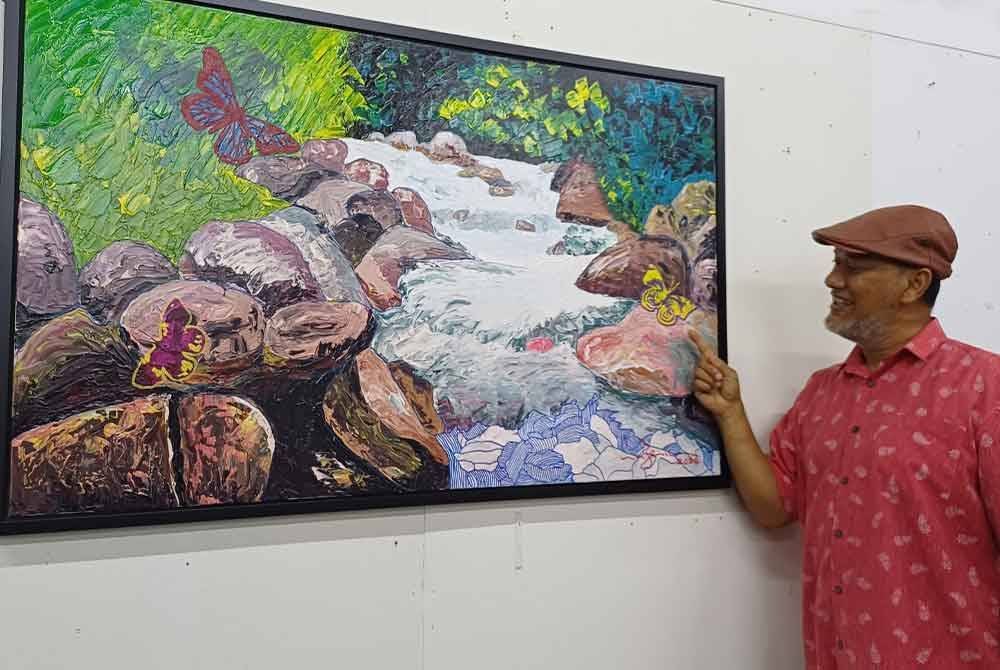 Ahmad Nazrin menunjukkan lukisan Sungai Rengat di Ulu Cheka, Jerantut, yang telah berjaya disiapkan bagi pameran &#039;The Scenic Sights of Pahang 2.0’ yang dijangka berlangsung bulan depan diGaleri ARTIC di Jalan Gambut.