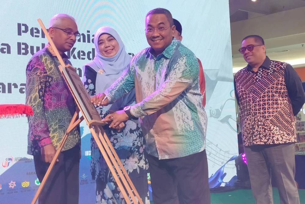 Muhammad Sanusi merasmikan Pesta Buku Kedah 2024 di Village Mall Sungai Petani.