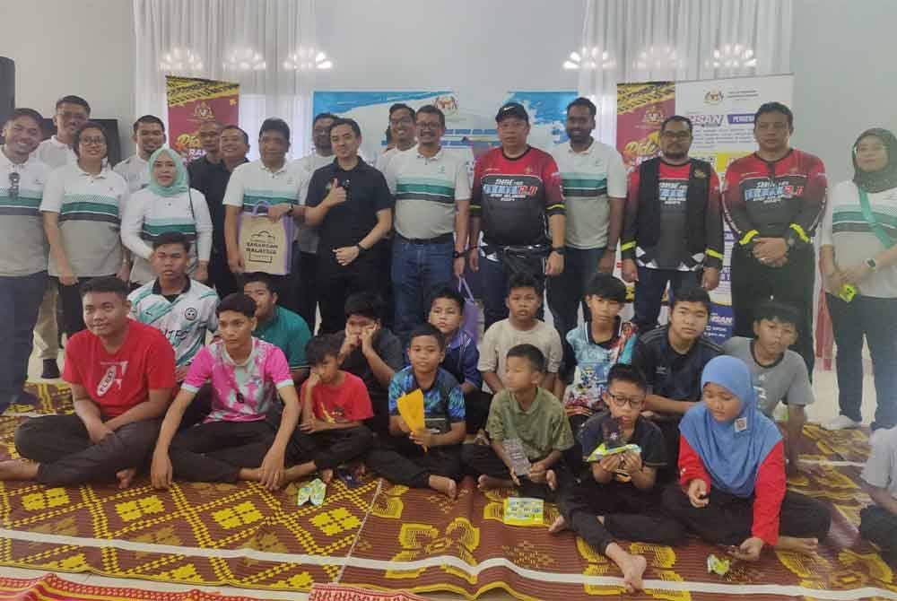 Mohd Zuhairi (lima dari kiri) bergambar bersama-sama rakan konvoi serta anak yatim dan miskin semasa RFR Madani 2.0 KPDN Selangor di Rumah Kebajikan Anak-Anak Yatim dan Miskin, Sabak Bernam Parit 4, Sekinchan di sini, pada Khamis.