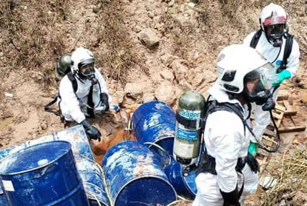 Lapan tong sisa buangan jenis cecair dipercayai bahan kimia ditemui di dalam parit berhampiran kawasan perkilangan di Kampung Desa Aman, Sungai Buloh, di sini dua hari lepas. Foto JBPM