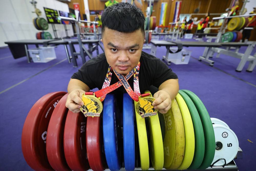 Atlet Sarawak Azlan Mos meraih pingat emas acara powerlifting tidak melebihi 65 kilogram pada temasya Para Sukan Malaysia (Sukma) Sarawak 2024 pada Khamis. Foto Bernama