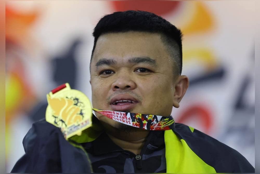 Atlet Sarawak Azlan Mos memenangi pingat emas acara powerlifting tidak melebihi 65 kilogram pada temasya Para Sukan Malaysia (Sukma) Sarawak 2024 hari ini. Foto Bernama