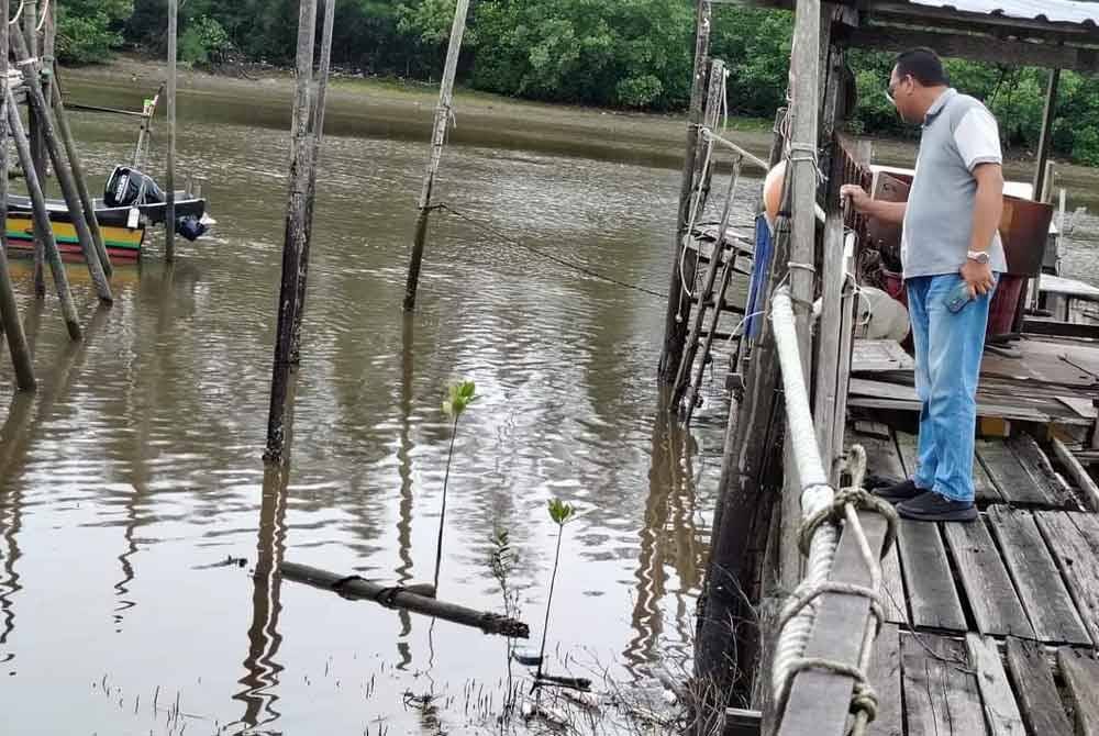 Andansura meninjau lokasi penemuan ikan mati berhampiran jeti Sungai Balok di Kuantan pada Khamis. Foto Facebook Andansura Rabu