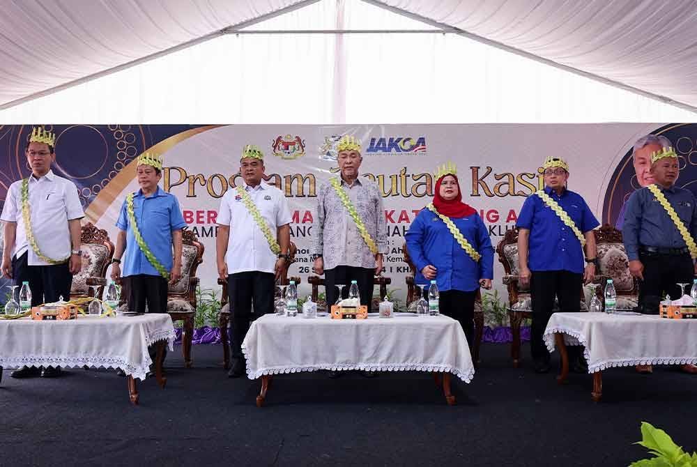 Ahmad Zahid (tengah) hadir pada Program Tautan Kasih Bersama Masyarakat Orang Asli di Kampung Tanah Runtuh pada Khamis. Foto Bernama