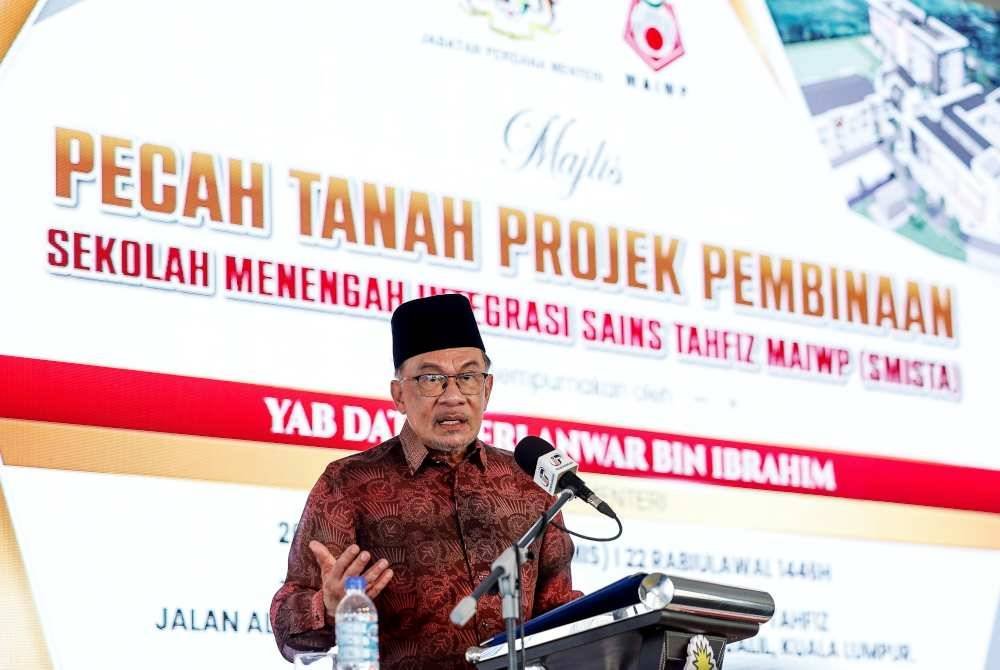 Anwar menyampaikan ucapan pada Majlis Pecah Tanah Projek Pembinaan Sekolah Menengah Integrasi Sains Tahfiz (SMISTA) di Taman Alam Sutera, Bukit Jalil pada Khamis. Foto Bernama