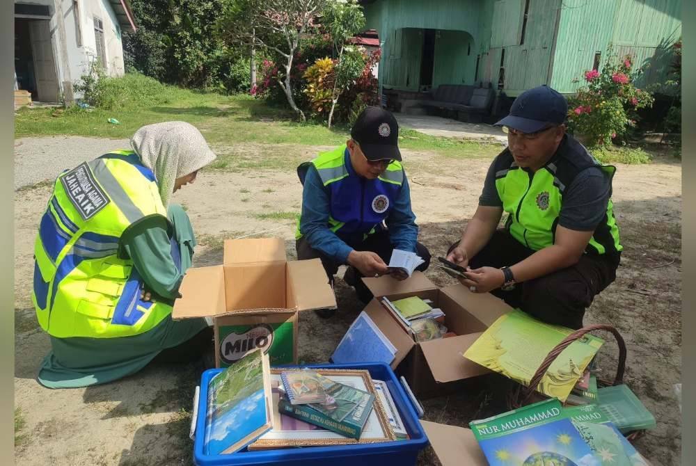 Pada Selasa lepas, polis mengadakan serbuan ke sekolah terlibat dan merampas 34 buku terbitan larangan berkaitan pengasas Al-Arqam.