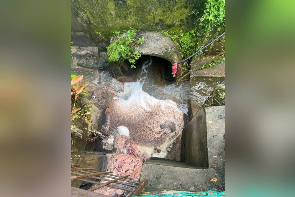 Pencemaran air berbuih di longkang kawasan Matang Pagar pada Isnin lalu.