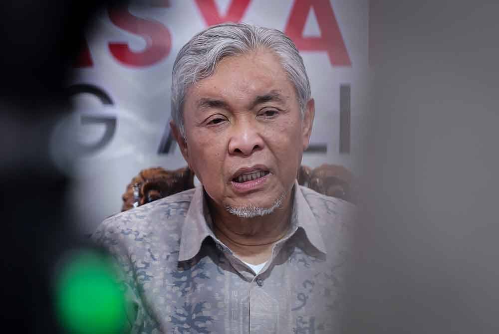 Ahmad Zahid Hamidi ketika sidang media selepas Program Tautan Kasih Bersama Masyarakat Orang Asli di Kampung Tanah Runtuh pada Khamis. Foto Bernama