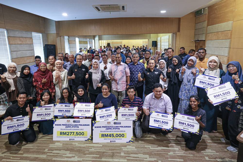 Penerima WPP bergambar bersama Menteri Pendidikan Tinggi, Datuk Seri Dr Zambry Abdul Kadir dan Pengerusi PTPTN, Datuk Seri Norliza Abdul Rahim serta Ketua Eksekutif PTPTN, Ahmad Dasuki Abdul Majid ketika Majlis Penyerahan WPP PTPTN bertempat di Ritz Garden Hotel Manjung, Perak.