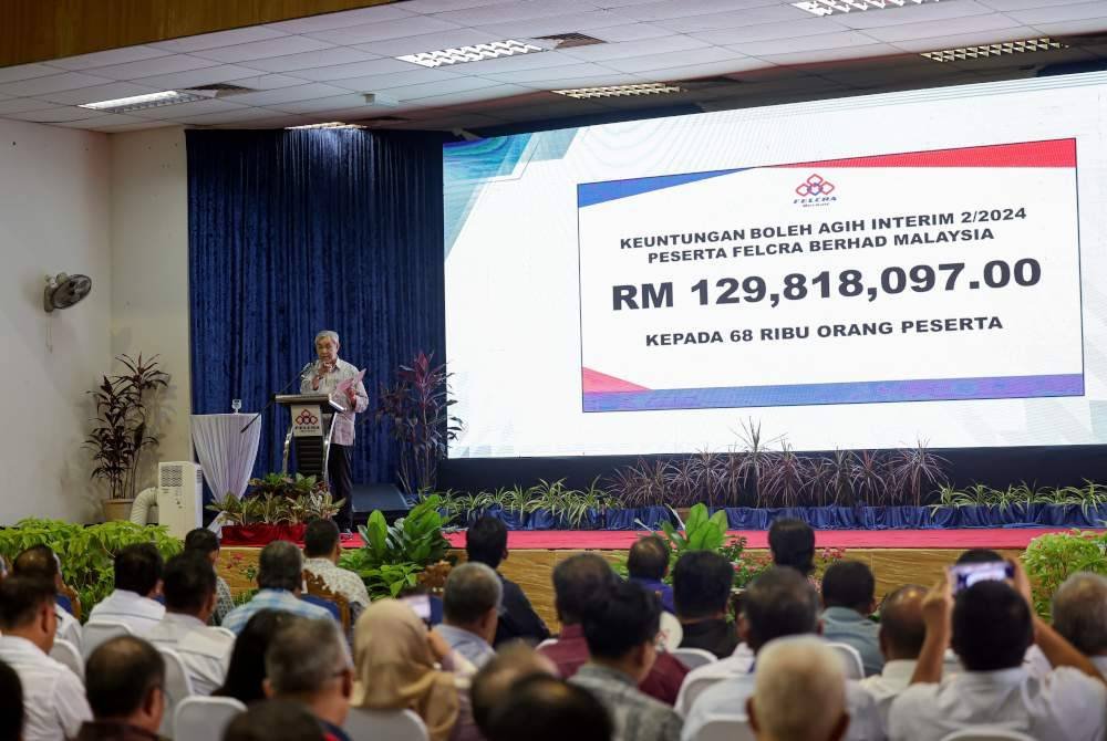 Ahmad Zahid Hamidi menyampaikan ucapan pada Program Felcra MADANI: Santuni Rakyat di Dewan Serbaguna Chamek pada Khamis. Foto Bernama