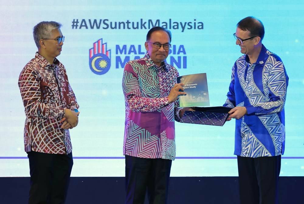 Anwar (tengah) pada majlis Makan Malam Penghargaan Pelancaran AWS Malaysia Region, di sini, malam Khamis.