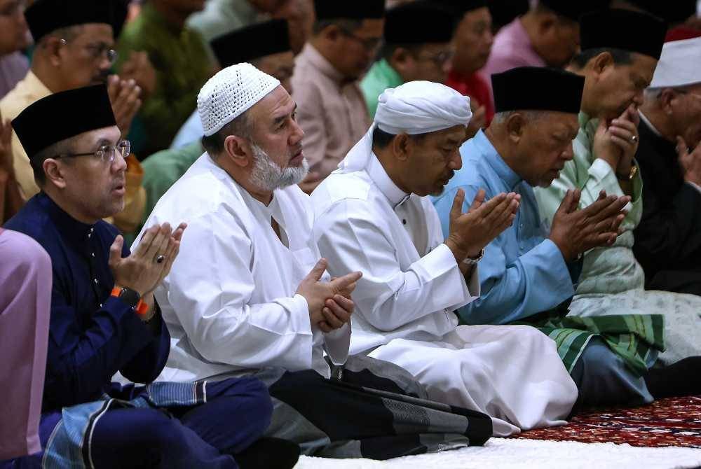 Sultan Kelantan Sultan Muhammad V berkenan mengaminkan bacaan doa selepas menunaikan solat hajat sempena perayaan Ulang Tahun Hari Keputeraan baginda ke-55 tahun di Masjid Al-Ismaili hari ini. Foto Bernama